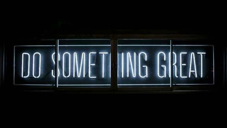 Neon sign displaying the words 'Do Something Great' in white light