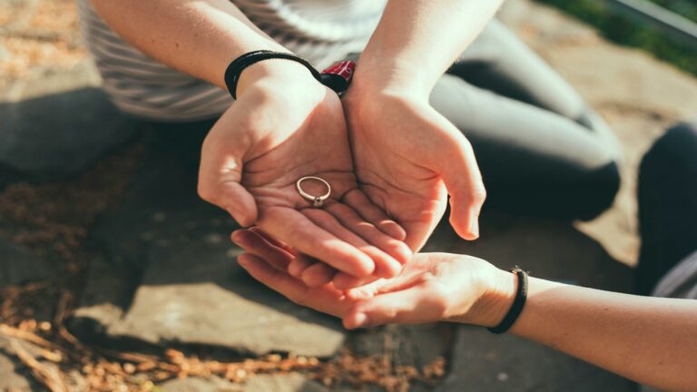 Hands holding a ring symbolizing collaboration and creativity in creating engaging content