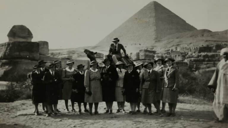 Historical group photo showcasing effective website layouts inspiration with pyramids and Sphinx in the background.