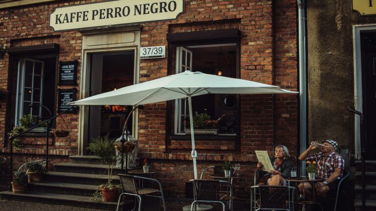 A cozy cafe named Kaffe Perro Negro showcasing business marketing strategies with outdoor seating and menu highlights.