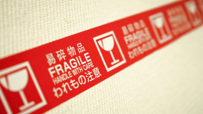 Red fragile label with a wine glass icon and text in English and Japanese.