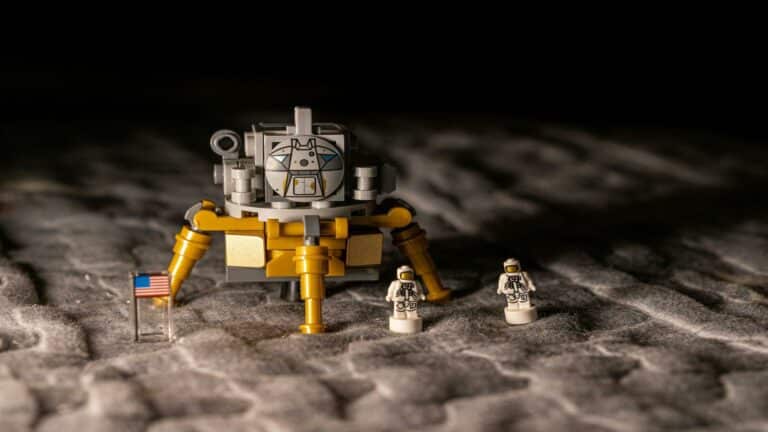 High-quality backlinks representation with a LEGO lunar module and astronauts