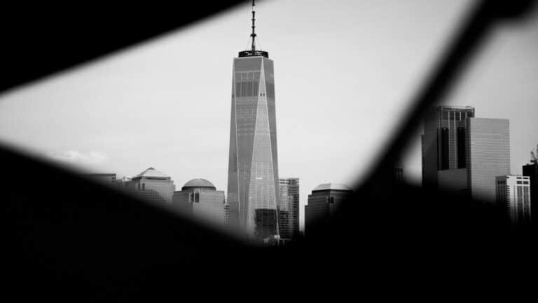 One World Trade Center captured in monochrome, showcasing modern architecture and online marketing trends