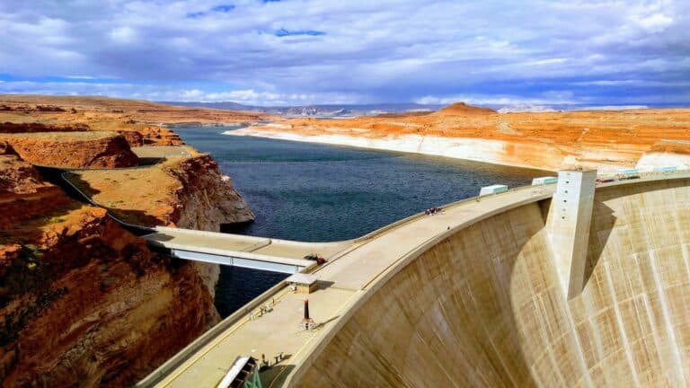 A stunning view of a dam and reservoir surrounded by red rock canyons, ideal for creating engaging blogs.