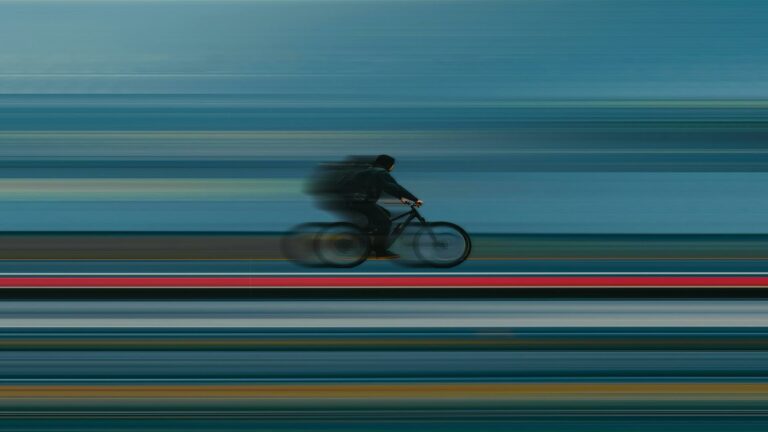 Cyclist in motion symbolizing speed and efficiency in effective link building